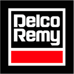 Logo Delco Remy : Expert en Systèmes Électriques Auto Logo Delco Remy en lettres blanches sur fond noir avec une barre horizontale rouge, cadre blanc et noir.