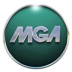 Logo MGA Argenté en Relief sur Fond Vert Circulaire Logo circulaire MGA en relief argenté sur fond vert dégradé avec bordure métallique brillante.